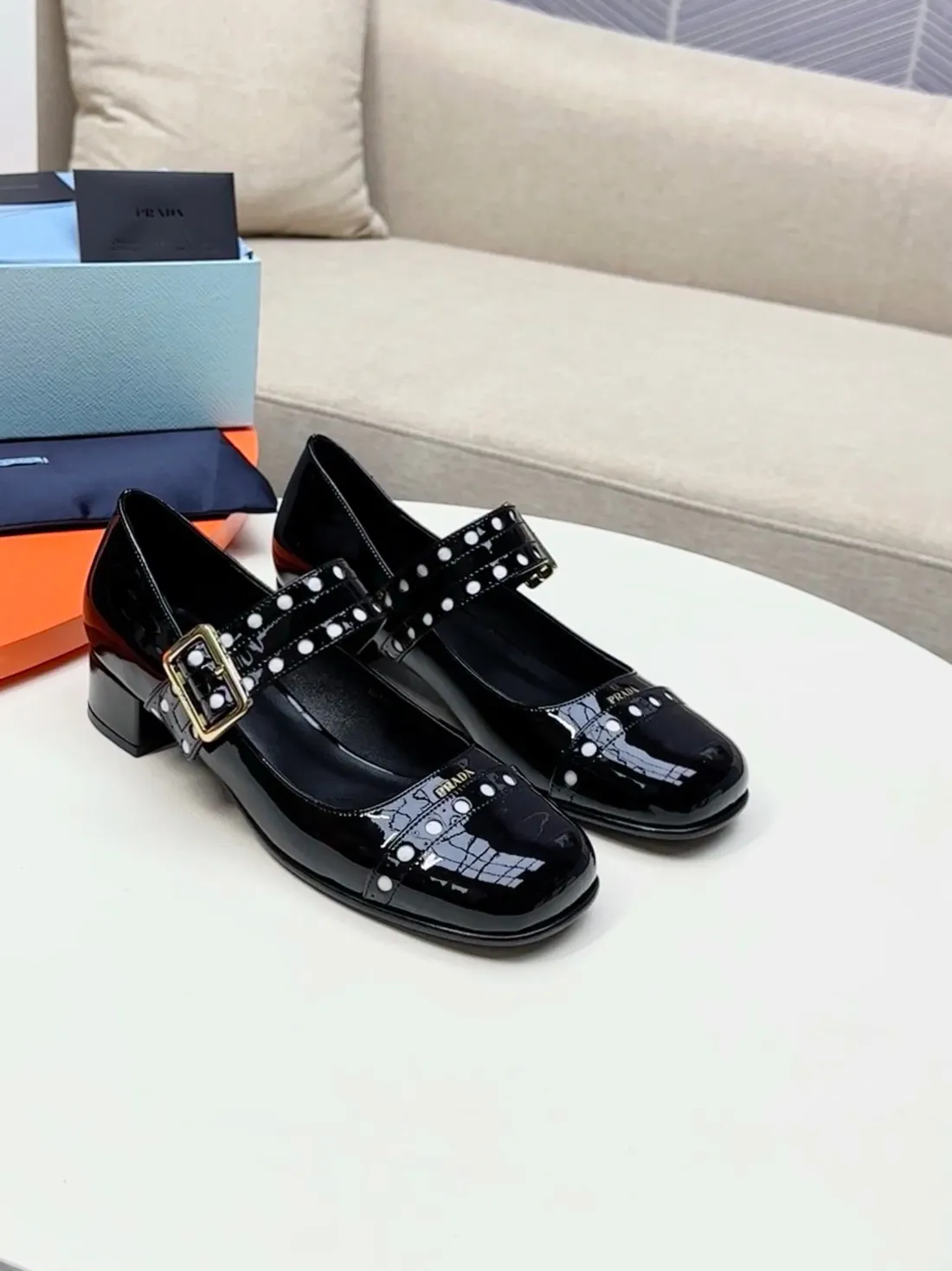 👟👟Ex-factory price 600👟👟🛒…………PRADA 2025 series loafers! At first glance, it looks both classic and versatile! No need to worry about the texture and feel of your feet! 🕳️🕳️🕳️ ____________________✍️ The simple combination is very eye-catching and atmospheric. I sincerely recommend you to buy it! Extremely versatile! Its square toe design is suitable for all kinds of female foot shapes and can be easily controlled. It is comfortable on the foot and does not squeeze the foot. The soul of the whole pair of shoes is the bias-cut design! The craftsmanship of this shoe upper is not easy to make. It seems to be quite simple, but it is much more expensive than making boots and has a high scrapability! ●━━━━━━───── Upper: imported soft cow patent leather ●━━━━━━───── Lining: silk lambskin, fine and firm leather, very soft and breathable ●━━━━━━───── Outsole: Imported Italian genuine leather outsole ➕Forefoot injection molding, high-grade and non-slip ●━━━━━━───── Heel height: 4.5cm ●━━━━━━───── Warm reminder: This shoe is an authentic sole series and you must pay attention to precautions when trying it on. Returns and exchanges are not supported if there are marks on the outsole. You can change the size and style within 15 days. Unconditional returns are not supported. Thank you for your support🙏🙏Happy cooperation.